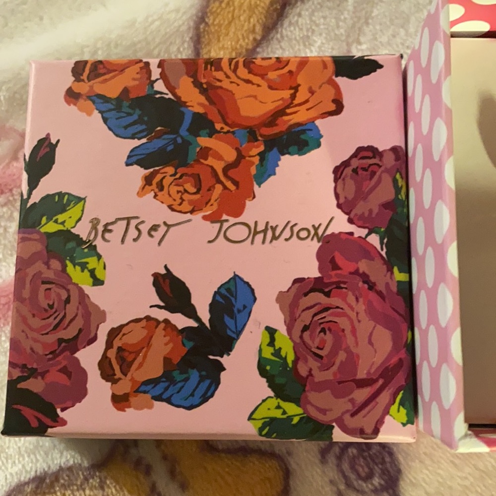 Betsey Johnson - NWT - bee earrings - Picture 3 of 6